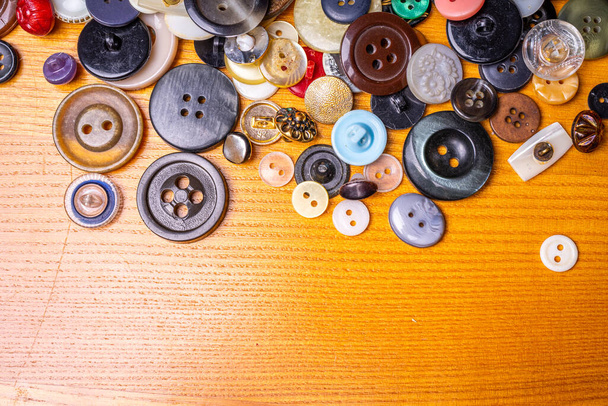 Botões diferentes em um fundo feito de tecido - Foto, Imagem