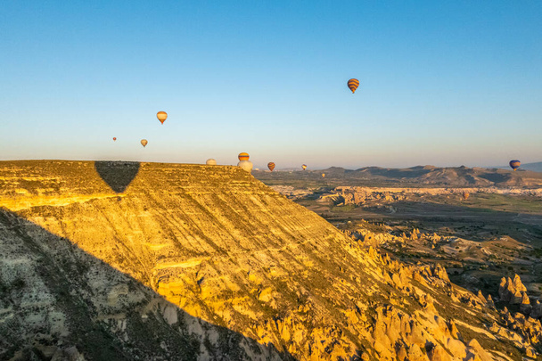 Kapadokya 'daki en büyük turistik yer sıcak hava balonu gezisidir. Kapadokya tüm dünyada sıcak hava balonu için en iyi duraklardan biri olarak bilinir. Goreme, Kapadokya, Türkiye. - Fotoğraf, Görsel