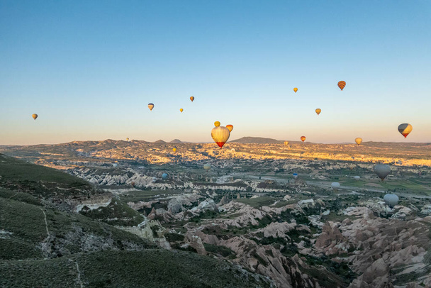 Dużą atrakcją turystyczną w Kapadocji jest przejażdżka balonem na ogrzane powietrze. Kapadocja jest znana na całym świecie jako jedno z najlepszych miejsc do balonowania na ogrzane powietrze. Goreme, Kapadocja, Turcja. - Zdjęcie, obraz