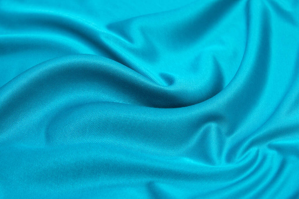 Hermosa tela de jersey turquesa cubierta con pliegues pequeños, flujo suave, concepto de lujo, boda, espacio de copia - Foto, imagen