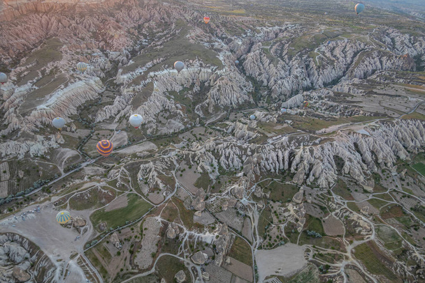 Eine große Touristenattraktion in Kappadokien ist die Fahrt mit dem Heißluftballon. Kappadokien ist auf der ganzen Welt als eines der besten Reiseziele für Heißluftballone bekannt. Goreme, Kappadokien, Türkei. - Foto, Bild