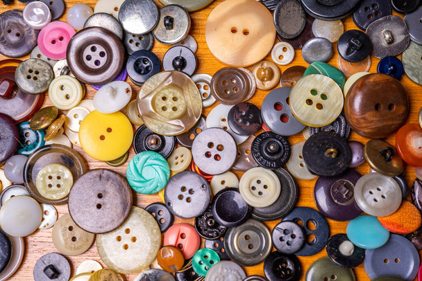Botões diferentes em um fundo feito de tecido - Foto, Imagem