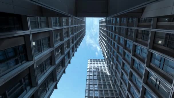 vista ad angolo basso di moderni edifici per uffici con cielo blu - Filmati, video