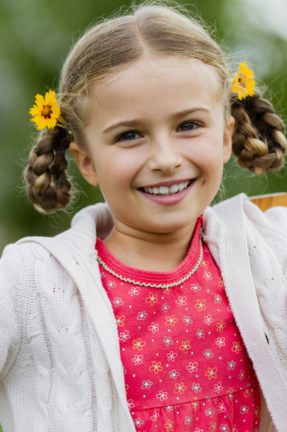 lato radość, szczęśliwe dziecko - portret piękne dziewczyny - Zdjęcie, obraz