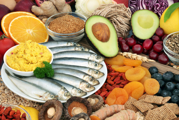Zdrowa żywność dla fitness & Witalność koncepcja wysoka w przeciwutleniacze, białko, omega 3, witaminy, minerały, antocyjany i błonnik. Owoce morza, warzywa, owoce, zboża, nasiona, ziarna i suplementy w proszku - Zdjęcie, obraz