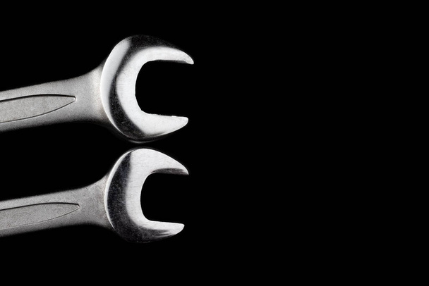 Dva ocelové klíče izolované na černém pozadí detailní záběr s kopírovací prostor - Fotografie, Obrázek