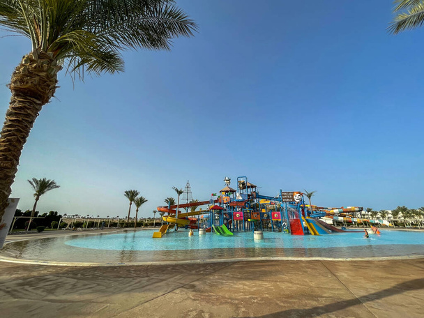 Aquapark Schieberegler mit Pool-Hintergrund - Foto, Bild