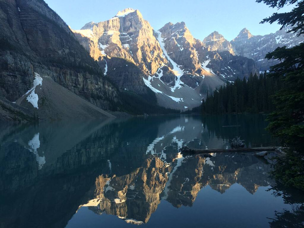 Περιοχή της λίμνης Moraine στο Εθνικό Πάρκο Banff  - Φωτογραφία, εικόνα