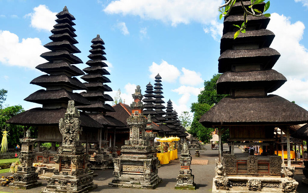 Taman Ayun als königlicher Tempel mit seinen schönen heiligen Pagoden oder Merusturm - Foto, Bild