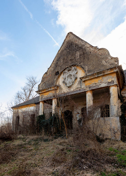 Hungary, ruin of hunting cottage in the Hungarian countryside in winter setting. - Φωτογραφία, εικόνα