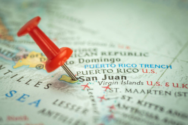 Sijainti Puerto Rico ja San Juan kaupunki, punainen työntötappi matkakartalla, merkki ja piste lähikuva, matkailu ja matka käsite, Pohjois-Amerikka  - Valokuva, kuva