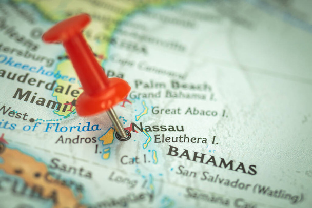 Sijainti Nassau Bahama, punainen push pin matkustaa kartta, merkki ja piste lähikuva, matkailu ja matka käsite, Pohjois-Amerikka  - Valokuva, kuva