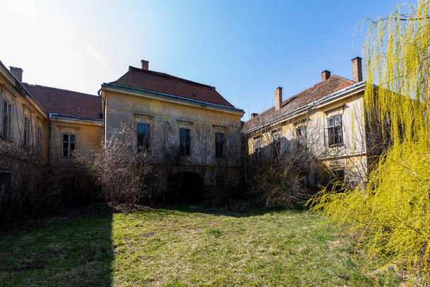 old abandoned house in the city - Foto, afbeelding