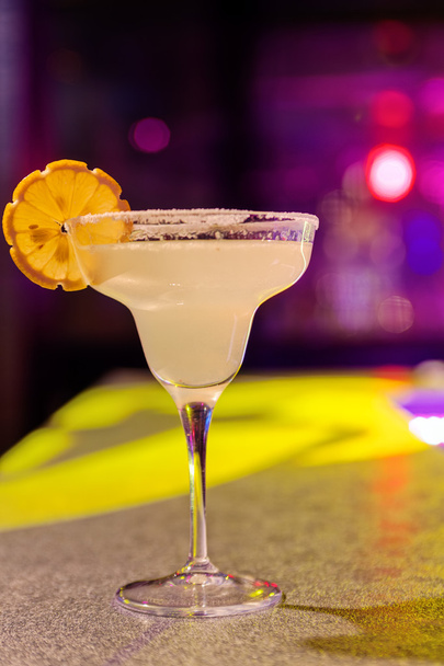 Коктейль в баре в ночном клубе ярких красок
 - Фото, изображение