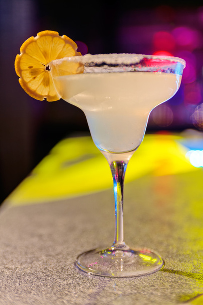 Коктейль в баре в ночном клубе ярких красок
 - Фото, изображение