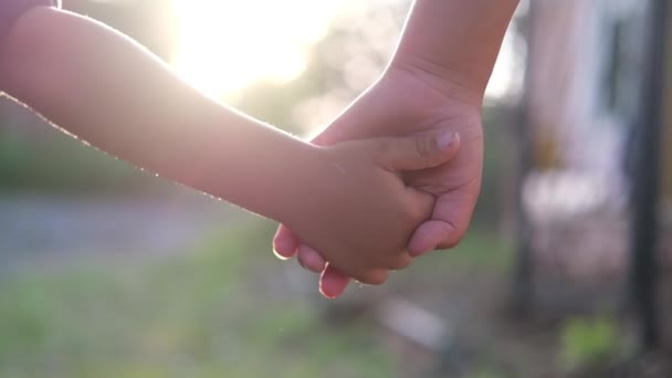 Chlapec a dívka se drží za ruce. - Záběry, video