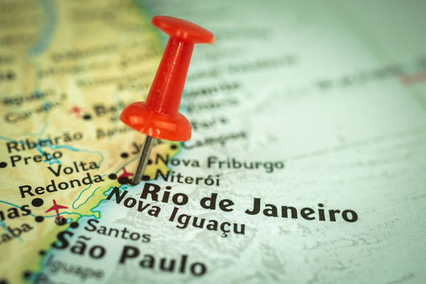 Ubicación Ciudad de Río de Janeiro en Brasil, pin rojo en el mapa de viaje, marcador y punto de primer plano, turismo y concepto de viaje, América del Sur  - Foto, Imagen