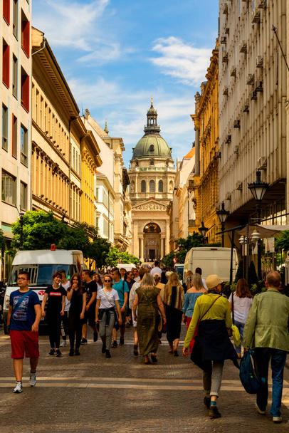 tourists walking near beautiful Roman Catholic Saint Stephen Basilica, Budapest, Hungary - Φωτογραφία, εικόνα