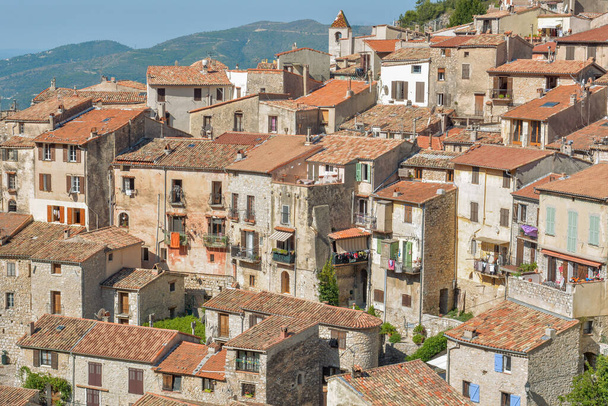 Peille, az egyik legszebb dombtetős falu a Cte d 'Azur-on. Középkori falu épült a domboldalon. - Fotó, kép