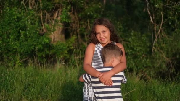 broer en zus knuffelen samen outdoor - Video