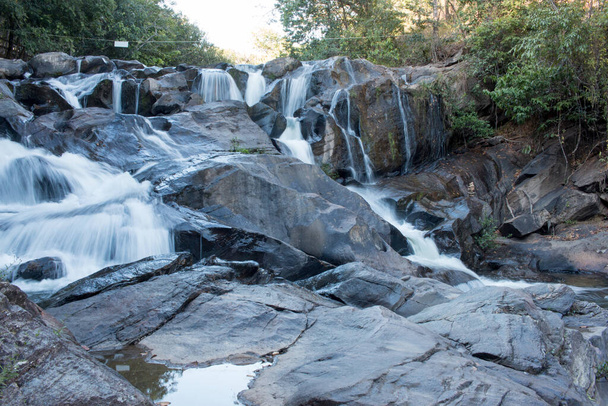 Muti-Level Waterfall Meia Lua (Напів-місячний водоспад) біля міста Піренополіс Бразилія - Фото, зображення
