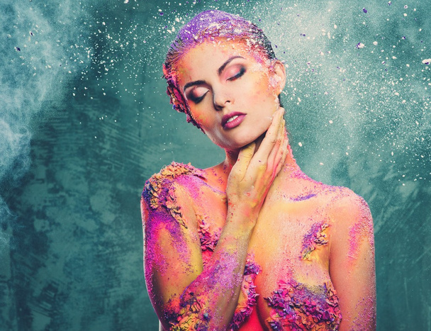 Όμορφη νεαρή γυναίκα με εννοιολογική πολύχρωμα σώμα τέχνης  - Φωτογραφία, εικόνα