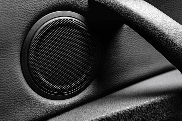Fermer haut-parleur de voiture sur le panneau de porte de voiture. Concept de système audio de voiture. - Photo, image