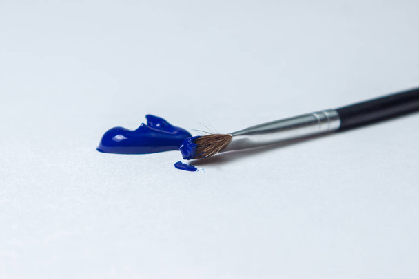 Βούρτσα για ζωγραφική με μπλε χρώμα σε λευκό φόντο. Υδατογραφία - Φωτογραφία, εικόνα