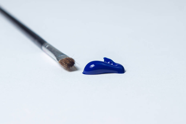 Beyaz arka planda mavi boyayla boyamak için fırça. Suluboya boya - Fotoğraf, Görsel