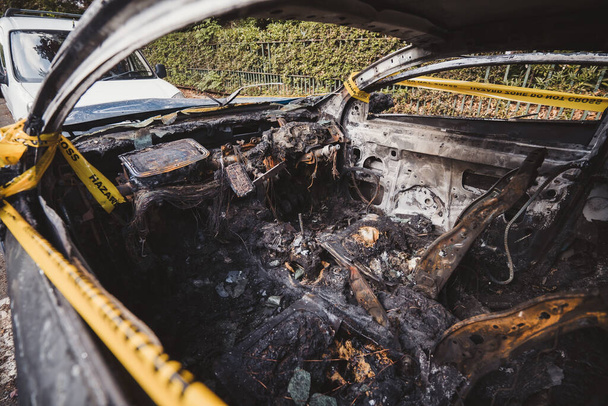 Londres - Reino Unido - 2021.06.12: Un coche azul quemado abandonado y robado estacionado en el estacionamiento lateral atado con amarillo no cruza la raya - Foto, Imagen