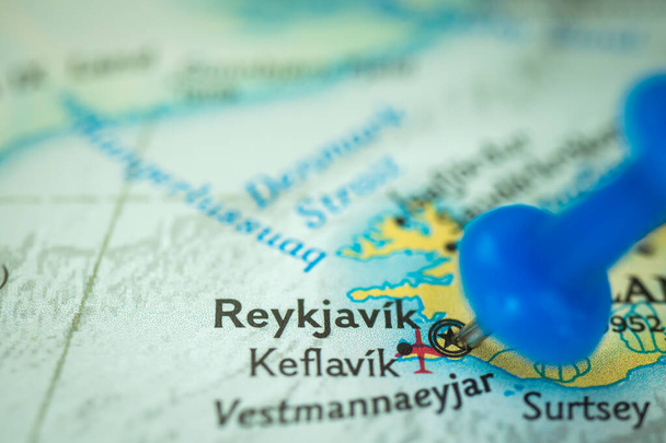 Lokalizacja Reykjavik w Islandii, push pin na mapie zbliżenie, marker przeznaczenia dla podróży, turystyki i koncepcji podróży, Europa - Zdjęcie, obraz