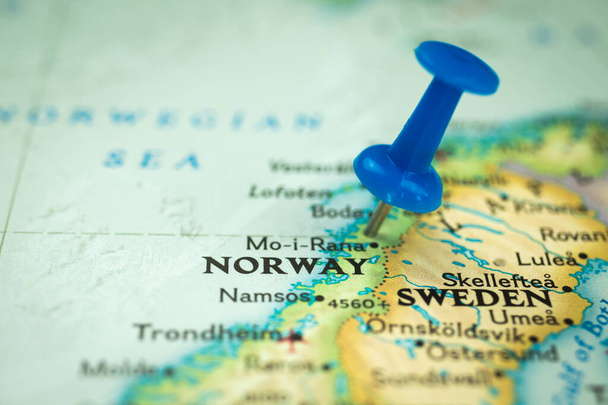 Location Norway, push pin on map closeup, маркер призначення для подорожей, туризму і подорожей концепт, Європа - Фото, зображення