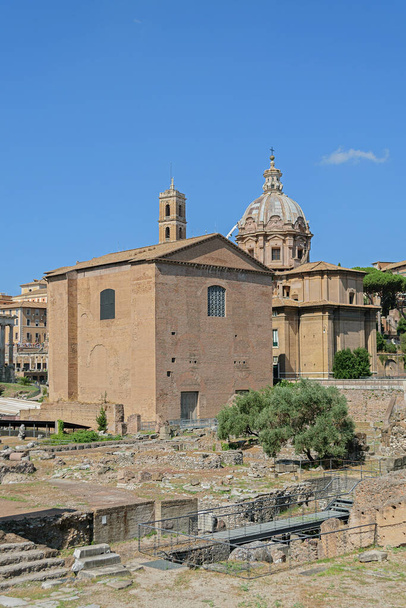 Rome, Italië - 14 augustus 2019. Ruïnes van Largo Romolo e Remo en Curia Julia in Rome op een zomerdag - Foto, afbeelding