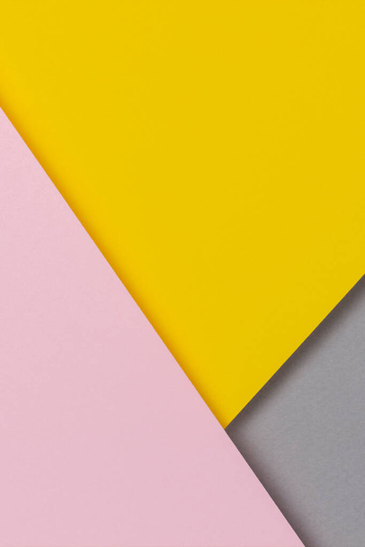 Kreative abstrakte gelbe, rosa und graue Farbe geometrisches Papier Compositon Hintergrund, Draufsicht - Foto, Bild