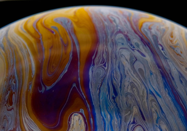 крупним планом фото відбиття кольорового світла на поверхні мильної бульбашки
 - Фото, зображення