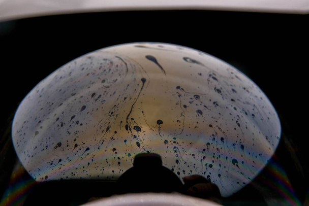 foto de primer plano de reflexión de la luz de color en la superficie de la burbuja de jabón - Foto, imagen