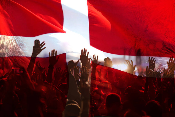 Фанати футболу підтримують Данію - натовп, що святкує на стадіоні з піднятими руками проти данського прапора. - Фото, зображення
