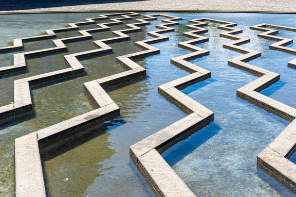 Перед музеєм відкривається краєвид на складні басейни та фонтани з водою на площі Бертеля Торвадлсенса. - Фото, зображення