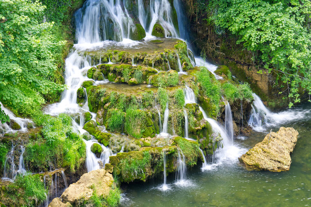 Gyönyörű vízesés Slunj, Horvátország a nyári szezonban. - Fotó, kép