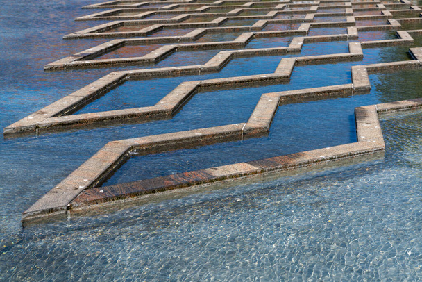 Una vista sulle piscine intricate e le fontane d'acqua nella piazza Bertel Thorvadlsens di fronte al museo - Foto, immagini