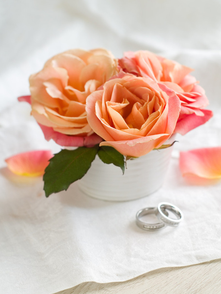 Roze rozen en ringen - Foto, afbeelding