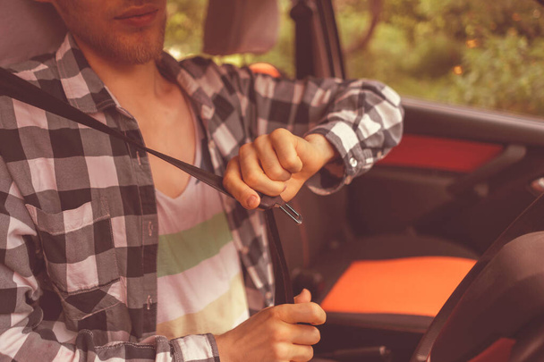 giovane conducente di sesso maschile fissaggio della cintura di sicurezza auto, sicuro il vostro concetto di vita - Foto, immagini