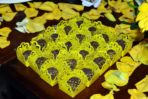 самодельные конфеты для украшения вечеринки - Фото, изображение