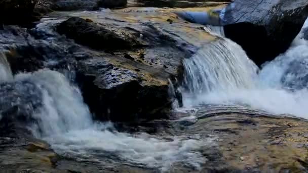La cascata di Muti-Level Meia Lua (Half Moon Waterfall) appena fuori dalla città di Pirenopolis Brasile - Filmati, video