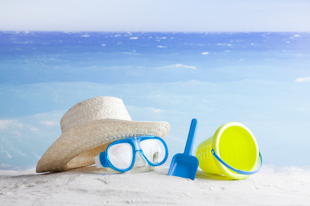 Солнцезащитные очки, солнцезащитный крем и соломенная шляпа
 - Фото, изображение