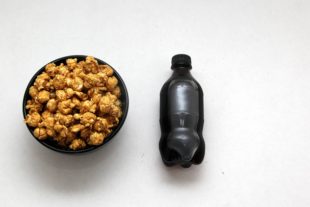 Karamell-Popcorn mit Cola im Container bereit für eine Party oder einen Filmsnack - Foto, Bild