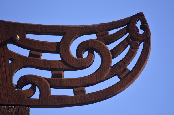 Cultura maorí - curvas de madera
 - Foto, imagen