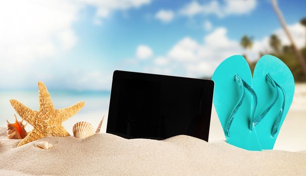 Summer beach with tablet - Foto, Bild