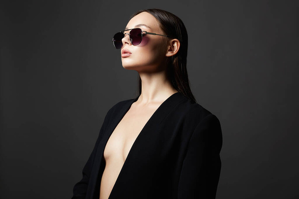 Güneş gözlüklü seksi bir kadının moda portresi. Gözlüklü güzel kız. - Fotoğraf, Görsel