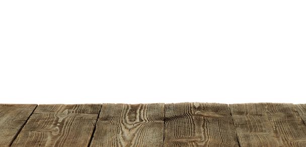 Üres régi fa sötét asztal tetején elszigetelt fehér háttérrel. Fa felületi textúra perspektívában. Termékbemutatóhoz vagy banner vizuális háttérelrendezéshez. - Fotó, kép
